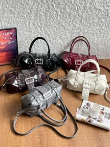 Vintage Y2K stijl Boston schoudertas voor vrouwen, PU leer punk motor crossbody tas.