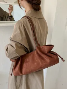 Koreaanse bruine suède schoudertas voor dames, casual grote slouchy tote hoofdbeeld.