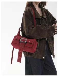 Retro rode schoudertas met meerdere zakken en metalen gesp voor dames dagelijkse mode look