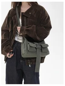 Groene canvas cargo schoudertas detail, multi-pocket stijl, retro streetwear ontwerp.