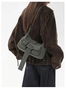 Retro canvas schoudertas met cargozakken en chique gesp detail, stijlvolle crossbody.