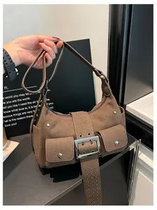 Retro bruine suède schoudertas met metalen gesp en handige voorzakken voor vrouwen.