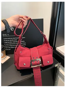 Retro rode suède schoudertas voor dames, stijlvolle crossbody handtas met grote gesp.