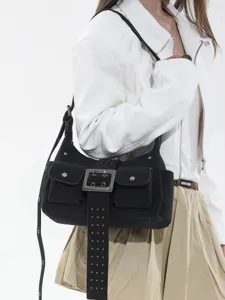 Retro Y2K dames schoudertas, trendy zwarte crossbody tas met zakken en grote gesp.