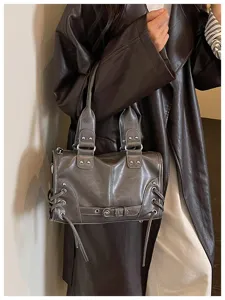Dunkelgraue Vintage Motorrad Stil Boston Handtasche mit Seitenschnürung und Schnallendetail.