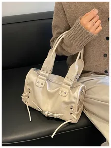 Cremefarbene Motorrad Handtasche, stilvolle Boston Bag mit Nieten und Riemen für Damen.