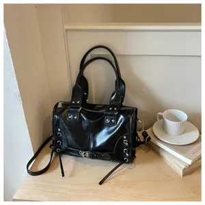 Schwarze PU Leder Motorrad Boston Handtasche Detail mit Metallösen und Schnallen Beschlag.