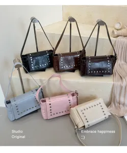 Gedetailleerd overzicht van vintage schoudertassen met klinknagels, stijlvol en chic.