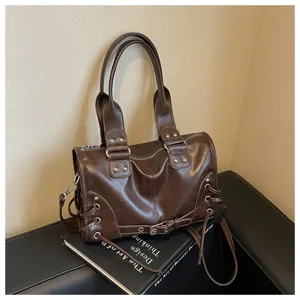 Vintage dunkelbraune Leder Boston Handtasche mit Nieten und stylischem Motorrad Design.