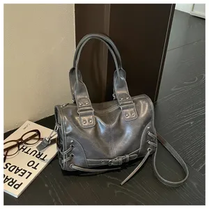 Graue Retro Motorrad Umhängetasche, PU Leder Vintage Boston Bag mit Nieten und Riemen.