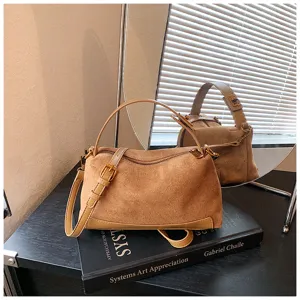Retro bruine suède schoudertas voor dames, stijlvolle crossbody kussentas met metalen hardware.