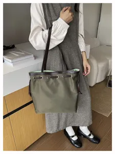 Lässige Nylon-Tasche für Damen, große Umhängetasche mit Kordelzug für den Weg zur Arbeit.