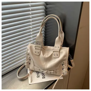 Beige Vintage Motorrad-Stil Boston Handtasche Detail, mit Reißverschlüssen und Seitenschnürung.