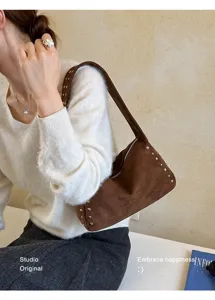 Retro braune Wildleder Nieten Schultertasche Detail, stilvolle Tasche für den Alltag.