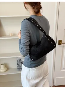 Vintage Nieten Umhängetasche für Damen, cooler Motorrad Hobo Bag, stilvolle Pendler Tasche.