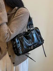 Schwarze Retro Motorrad Umhängetasche für Damen, trendy PU Leder Boston Handtasche mit Schnallen.
