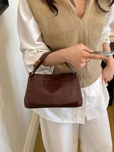 Retro bruine suède handtas voor dames, chique schoudertas en stijlvolle crossbody tas.