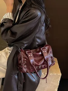 Vintage motorrad Leder Umhängetasche für Damen, retro schicke Boston Tasche mit Nieten und Schnallen.