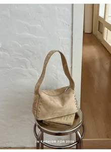 Vintage Wildleder Umhängetasche mit Nieten, schicke Hobo Handtasche für Damen Alltag und Freizeit.