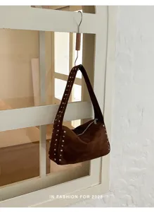 Retro braune Wildleder Umhängetasche mit Nieten, schicke Hobo Biker Achseltasche für Damen.