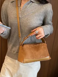 Retro suède schoudertas voor dames, casual crossbody tas met handvat en schouderband.