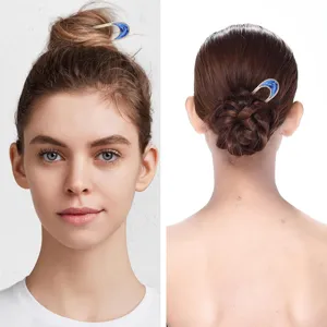 Élégant pic à cheveux en métal en U avec motif marbré bleu pour chignons chics.