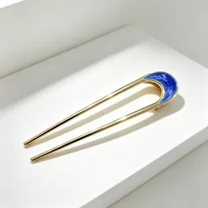 Fourche à cheveux en U dorée minimaliste avec détail en émail bleu, élégant accessoire de coiffure.
