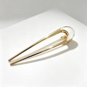 Gros plan detaille de la fourche a cheveux en metal en forme de U avec insert blanc.