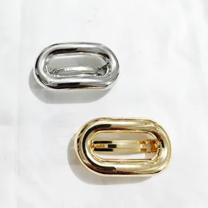 Vista dettagliata di fermagli per capelli in metallo stile europeo argento e oro molla ovale.