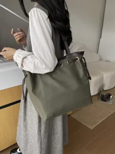 Minimalistische Nylon Kordelzug Tasche für Damen, geräumige Freizeittasche für den Alltag.