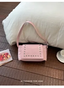 Roze tas met klinknagels, retro schoudertas van olieleer voor hippe streetwear look.