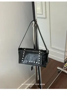 Zwarte gelakte schoudertas met metalen studs, trendy motorstijl voor dames en meisjes.
