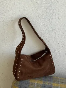 Vintage Nieten Motorrad Umhängetasche Für Damen Wildleder PU Leder Unterarmtasche Punk Y2K Chic Hobo Tasche Cool Streetwear Tasche