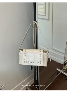 Retro schoudertas met klinknagels voor vrouwen, stijlvolle PU lederen motor tas