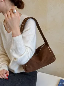 Vintage braune Wildleder Umhängetasche mit Nieten, stilvolle Hobo Achseltasche für Damen.