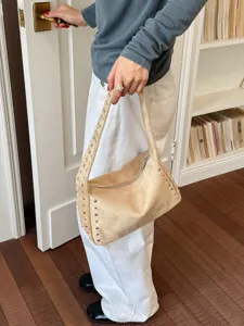 Vintage Wildleder Schultertasche mit Nieten, trendige Achseltasche für Damen stilvoll