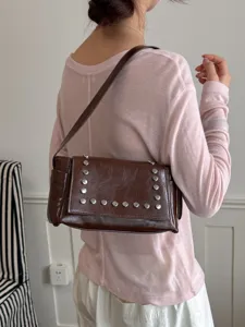 Retro bruine schoudertas met klinknagels voor vrouwen, stijlvolle oksel motorfiets tas chic.