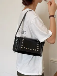 Retro zwarte klinknagel oksel schoudertas voor dames, een chique punkstijl handtas.