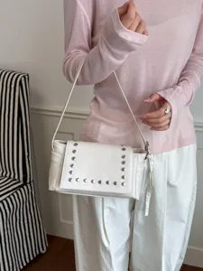 Retro luxe schoudertas voor dames met stijlvolle metalen klinknagels, modieuze tas voor dagelijks.