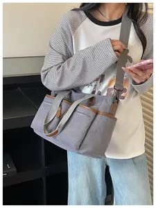 Casual shopper tas van ribfluweel voor dames, ruime schoudertas met vele vakken en stijlvolle look.