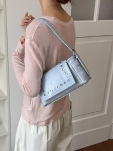 Retro metallische schoudertas voor dames, trendy okseltas met klinknagels in motostijl.