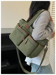 Casual groene corduroy tote tas met meerdere zakken, stijlvolle schoudertas voor dagelijks gebruik.
