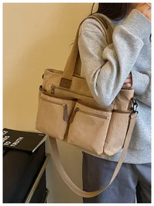 Detailweergave van de casual corduroy shopper met meerdere vakken en handige riem.