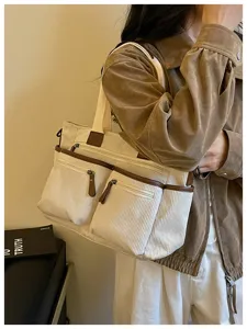 Casual ribfluwelen tote bag voor dames met meerdere vakken en stijlvolle leren details. Handig.
