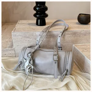 Retro graue zylindrische Umhängetasche, PU-Leder Motorrad Stil Boston Tasche mit coolen Charms.