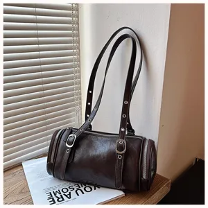 Detailansicht der Retro Motorrad Oilleder Zylinder Umhängetasche, braune Boston Tasche.