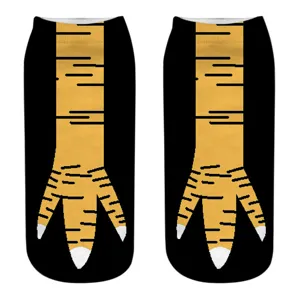 Detailansicht lustige 3D Tierkralle Print Neuheit kurze Socken, schwarze lustige Socken.