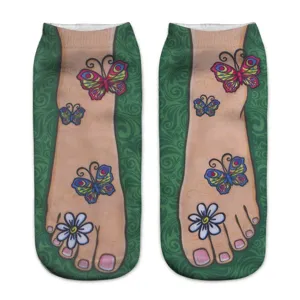 Calzini illusione stampati in 3D con piedi nudi e farfalle per un look divertente.