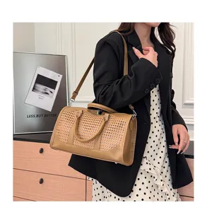 Elegante bruine opengewerkte schoudertas met handvatten voor dames, vintage casual reizen.