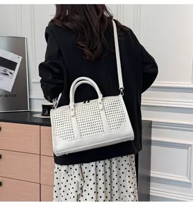 Modieuze retro schoudertas met opengewerkt patroon, grote PU lederen handtas voor dames.